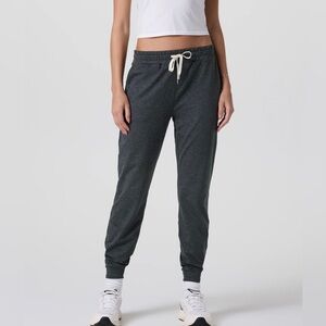 Vuori womens Performance Jogger size M Charcoal Dreamknit Hike Soft #VW303